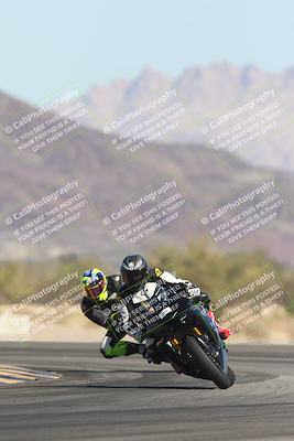 media/Oct-30-2025-Racers Edge (Thu) [[dabbdaf680]]/3-B Group/Session 2 (Turn 14)/